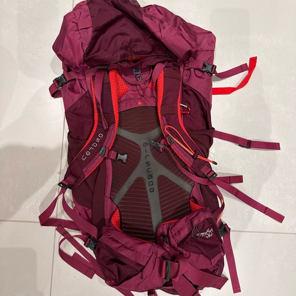 OSPREY Kyte 46 Women's Backpack - Berry - Picture 2 of 8